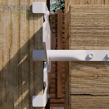 Заключване на вратата на дървена ограда